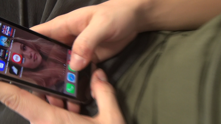 Semafor - Laura Petersen na pozadí v mobile Gregora Milera